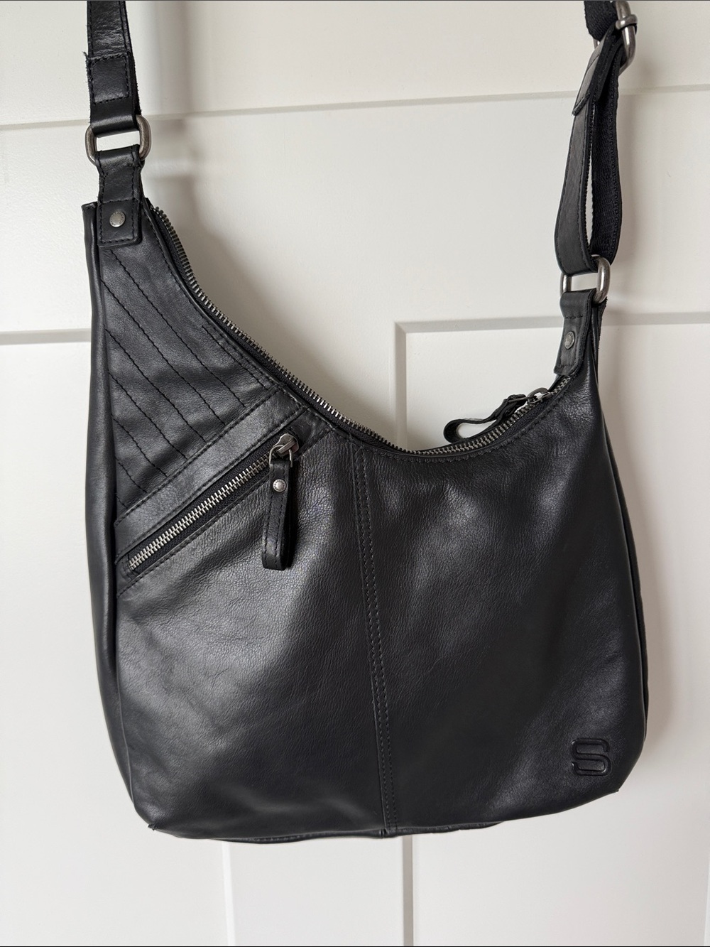 Women's Soft Black Leather Crossbody Bag - Sleek Everyday Hobo Messenger Style